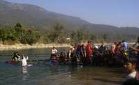 Rescatistas auxilian a las víctimas del desplome de un puente sobre el río Bheri, al oeste de Katmandú