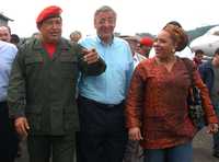 Chávez, Néstor Kirchner y Piedad Córdoba, ayer en el aeropuerto de Santo Domingo