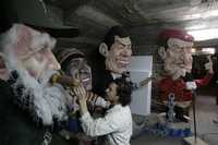 El artista ecuatoriano Francine Córdova fabrica muñecos con figuras de Fidel Castro, Evo Morales, Rafael Correa y Hugo Chávez