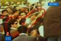 Videograma de un noticiario que difundió este sábado una foto que muestra a un sujeto presuntamente a punto de disparar contra Benazir Bhutto, el jueves pasado en Rawalpindi