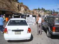 Varios turistas resultaron afectados por la protesta y bloqueo de la carretera Oaxaca-Puerto Escondido, que indígenas chatinos de los municipios de Santos Reyes Nopala y San Gabriel Mixtepec realizaron ayer   Octavio Vélez