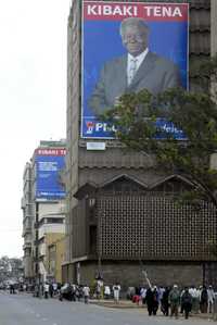 Un edificio en Nairobi, capital de Kenia, luce un espectacular del presidente relecto Mwai Kibaki, quien fue declarado vencedor en una elección que ha sumido al país una espiral de violencia