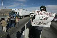 Al mediodía de ayer, campesinos abrieron el paso al transporte de carga en el puente internacional Córdoba-Las Américas, el cual estaba bloqueado desde el primer minuto de este año