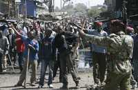 Manifestantes en Nairobi, uno de ellos con machete (centro), son conminados por la policía a dispersarse