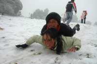 Cientos de niños y sus familias aprovecharon las nevadas en El Cofre y el valle de Perote, en Veracruz, para salir a divertirse
