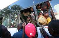 Un policÃa militar resguarda un autobÃºs en Kisumu