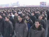 Más de 100 mil norcoreanos escuchan en la plaza Kim Il Sung de Pyongyang un discurso de las autoridades. La reunión era para apoyar la política nacional y objetivos del Año Nuevo publicados el primero de enero por los medios de comunicación estatales de Corea del Norte