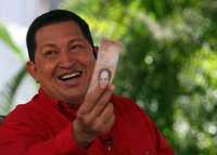 El presidente Hugo Chávez muestra en el programa televisivo Aló, Presidente! uno de los billetes del llamado bolívar fuerte, que comenzó a circular el 1º de enero pasado. El nuevo circulante eliminó tres ceros al bolívar y cambió el nombre a la moneda oficial venezolana, que desde 1878 llevó esa denominación