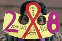 Un voluntario lleva puesta una máscara de papel durante un acto organizado por el gobierno de India dentro de un programa de sensibilización sobre el sida en la ciudad de Chandigarh, donde se han dado acusaciones de mujeres jóvenes de haber sido obligadas a mantener relaciones sexuales a cambio de tratamientos contra el VIH