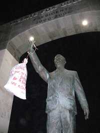 En la mano derecha de la efigie colocaron una bolsa en la que escribieron: "Dinero robado al pueblo de México"