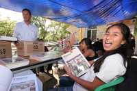 Niños de primaria afectados por las recientes inundaciones en la comunidad Juan de Grijalva y en los municipios de Ostuacán y Tecpatán recibieron libros de texto gratuitos en el albergue instalado en el domo del ISSSTE de Chiapas, en Tuxtla Gutiérrez