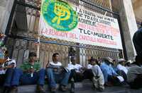 Ayer, campesinos de varias organizaciones realizaron una manifestación frente al Congreso de Chiapas, en Tapachula, para exigir a los diputados que se pronuncien contra la entrada en vigor del capítulo agropecuario del Tratado de Libre Comercio de América del Norte