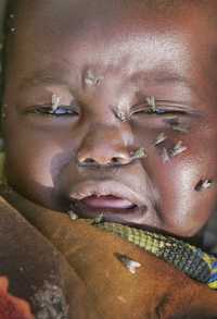 Una bebé keniana espera ayuda humanitaria en un campo de desplazados de Eldoret
