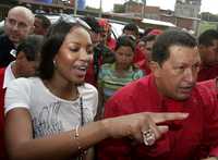 Naomi Campbell con Hugo Chávez durante un recorrido por un barrio pobre de Caracas, en octubre pasado