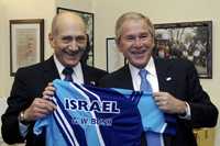 El primer ministro israelí, Ehud Olmert, y el presidente estadunidense, George W. Bush, durante su encuentro ayer en Jerusalén