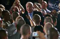 El demócrata Barack Obama y el republicano John McCain ponen en jaque a los favoritos de sus respectivos partidos políticos