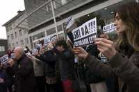 Vascos se manifiestan frente al hospital de Donostia en favor de los detenidos