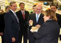El secretario de Economía, Eduardo Sojo Garza-Aldape, y el director de Wal-Mart, Eduardo Solórzano, presentaron ayer el programa  Apoyo Familiar 2008