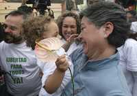 Consuelo González abraza a su nieta, nacida mientras la ex congresista permanecía secuestrada por las FARC
