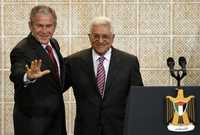 Los presidentes George W. Bush y Mahmoud Abbas, ayer en Ramallah