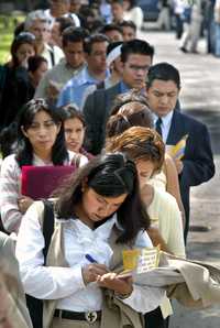 Según la Secretaría del Trabajo y Fomento al Empleo, la ciudad de México requiere la creación de 10 mil empleos mensuales para cubrir la demanda actual. La imagen, en la Feria del Empleo de la UNAM, en septiembre pasado