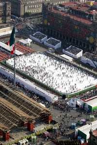 La pista de hielo instalada en el Zócalo desató una competencia internacional para ver qué ciudad colocaba la plataforma más grande, aseguró el jefe de Gobierno, Marcelo Ebrard