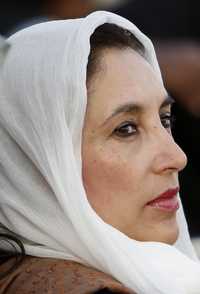 Benazir Bhutto, poco antes de ser asesinada, el 27 de diciembre pasado