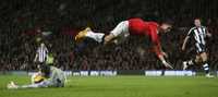 Cristiano Ronaldo, quien anotó tres goles para el Manchester United, salta sobre el portero Shay Given, del Newcastle
