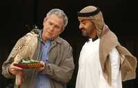 George W. Bush observa un halcón, regalo del príncipe heredero de Abu Dhabi, Mohammed Bin Zayed Nahyan. El presidente estadunidense fue el invitado de honor en una cena celebrada en Sowaihan