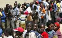 Desplazados kenianos esperan la distribución de ayuda en un refugio temporal en la ciudad de Nairobi