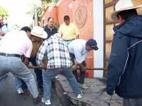 Seguidores de las corrientes disidentes del PRI en Morelos, encabezadas por el presidente municipal de Zacatepec, Gustavo Rebolledo, y el consejero estatal César Cruz, intentan abrir la puerta del salón donde se llevaba a cabo el consejo político estatal