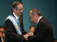 El nuevo presidente guatemalteco, Álvaro Colom, recibe durante la ceremonia de su asunción a su homólogo mexicano, Felipe Calderón