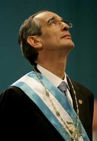 Álvaro Colom en la ceremonia de juramento como presidente de Guatemala, ayer