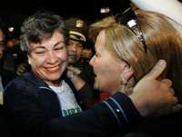 La ex congresista colombiana, Consuelo González, izquierda, es recibida por una amiga a su llegada a la ciudad de Bogotá. La política fue una de las dos rehenes de las FARC liberadas el pasado jueves