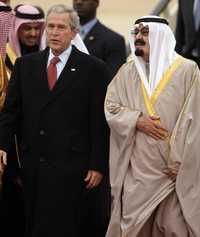 El monarca saudita Abdullah recibe al mandatario estadunidense a su llegada al aeropuerto internacional Rey Khalid