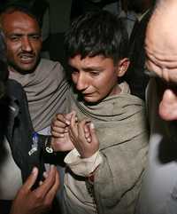 Un adolescente se conduele por la muerte de un familiar, víctima de un ataque con bomba  ayer, a la salida de una fábrica textil de Karachi, Pakistán