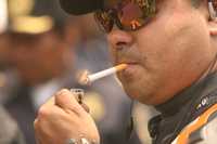 De acuerdo con las recientes modificaciones a la Ley para el Funcionamiento de Establecimientos Mercantiles del DF en favor de los no fumadores, de los pocos lugares públicos donde se podrá fumar sin estar aislado son los salones de fiestas