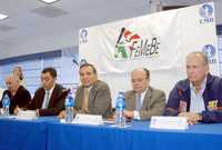 Alonso Pérez, titular de la Codeme, al centro, durante la conferencia de prensa en que se dio a conocer el roster de la preselección de beisbol para el torneo preolímpico de Taiwán