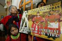 Decenas de indígenas triquis protestan por la desaparición de dos compañeras hace seis meses