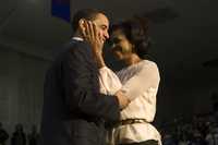 Barack Obama es felicitado en Reno, Nevada, por su esposa Michelle.