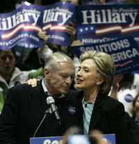 Hillary Clinton recibe el apoyo del general retirado Wesley Clark, ayer en Elko, Nevada