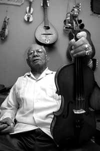 Juan Reynoso (1912-2007), virtuoso violinista de Tierra Caliente, en imagen de junio de 2001, durante una entrevista con La Jornada