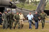 Gustavo Martínez Sierra, Carlos Alberto Uribe y Óscar Velezare, flanqueados por militares colombianos, fueron rescatados luego de un intenso combate este sábado, en Urrao, con rebeldes de las FARC