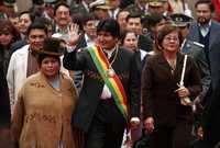 Llegada del presidente boliviano, Evo Morales, al Congreso Nacional donde presentó su segundo informe de gobierno; lo acompañan la congresista Cristina Carita (a la izquierda) y la senadora Angela Murakami