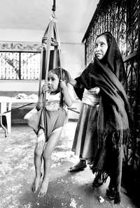 Una mujer pesa a su hija en un centro comunitario de Tlamacazapa, Guerrero, donde los niños tienen problemas de desnutrición por consumir agua contaminada con arsénico y plomo