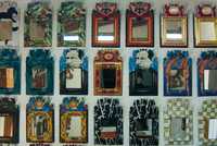 Réplicas de los espejos creados por artistas, con base en los originales de la iglesia de Santa Ana Zegoche, que se muestran en el recinto de Álvaro Obregón 99, colonia Roma
