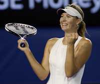La tenista rusa Maria Sharapova festeja su triunfo ante la serbia Jelena Jankovic en el abierto de Australia