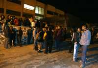 Familiares, amigos y simpatizantes del movimiento de Atenco esperaban anoche, afuera del penal de Molino de Flores, la liberación de los detenidos
