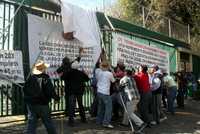 Acompañados por integrantes de organizaciones obreras y campesinas, mineros realizaron el pasado día 22 una manifestación frente a las instalaciones de la Secretaría del Trabajo en repudio a la política laboral del gobierno de Felipe Calderón