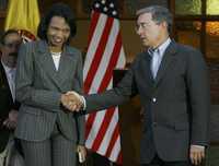 La jefa de la diplomacia estadunidense saluda en Medellín al presidente colombiano, después de una reunión entre ambos